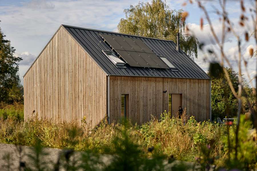 Roen sænker sig under ståltag på idyllisk naturgrund, Fischerstraße 11d, 14778 Päwesin, Tyskland